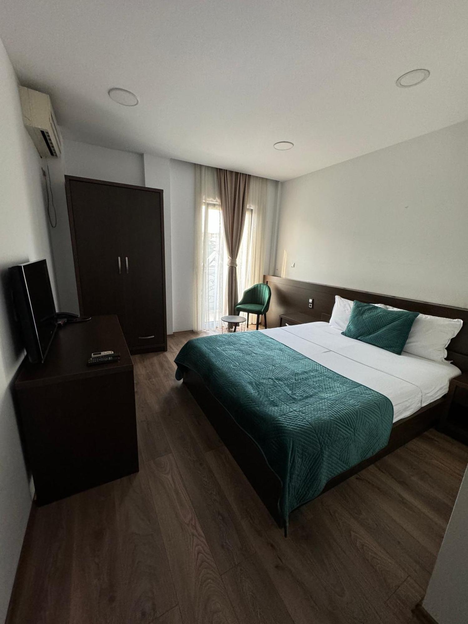 Hotel Real Prishtine Bagian luar foto