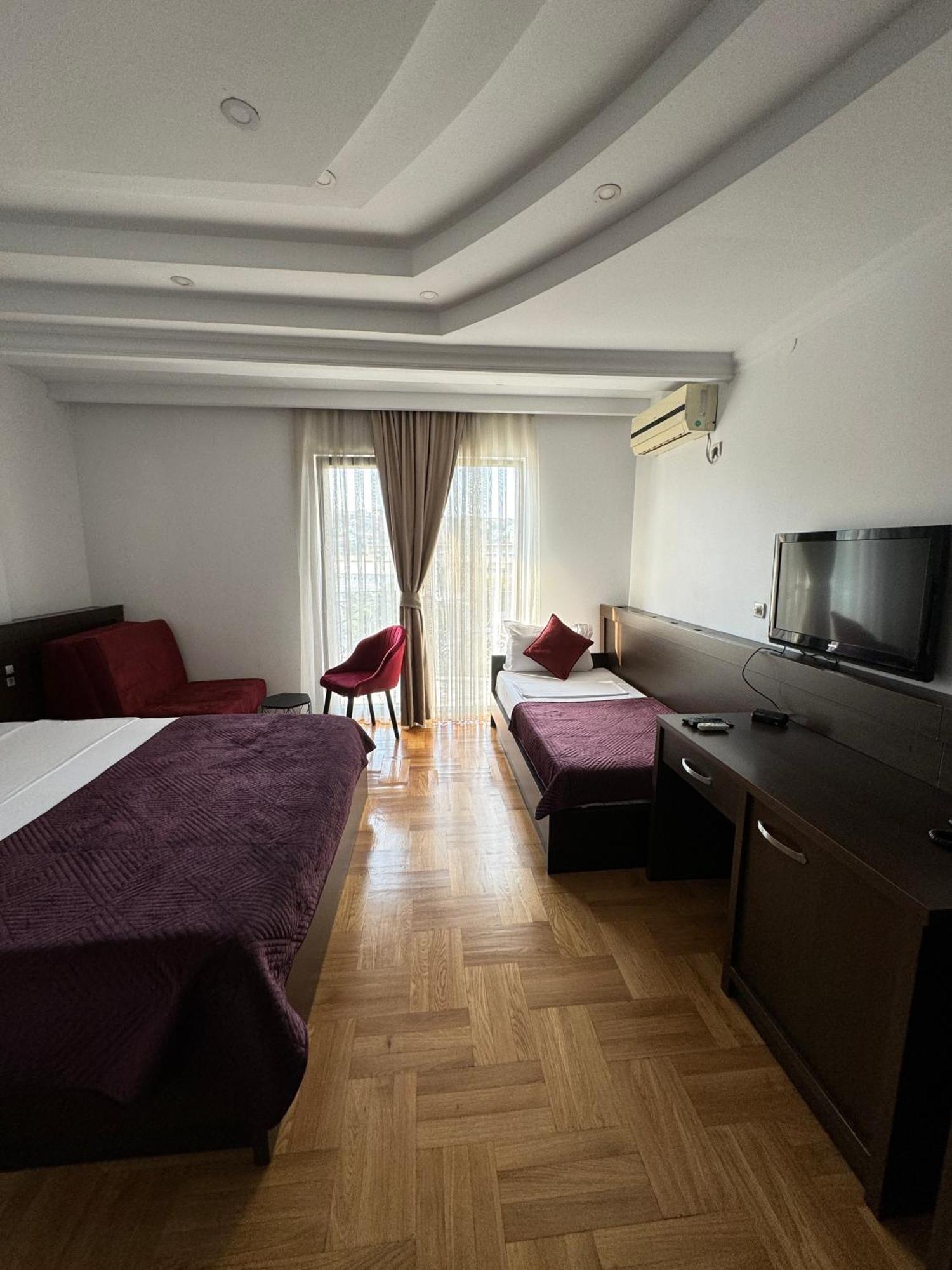 Hotel Real Prishtine Bagian luar foto