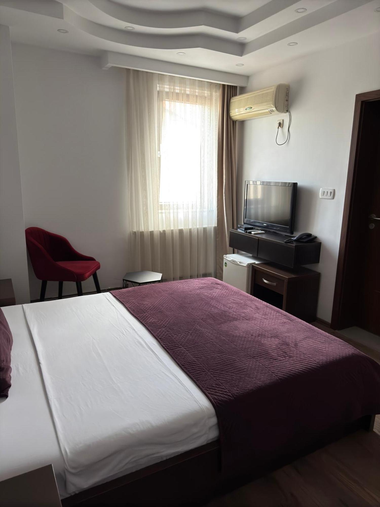 Hotel Real Prishtine Bagian luar foto